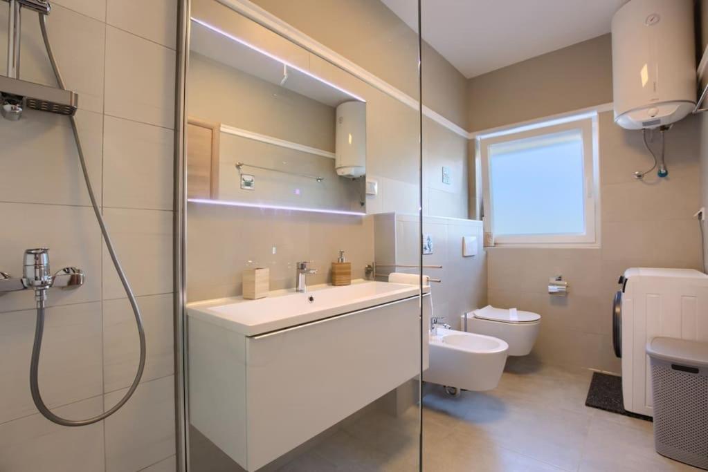 Apartment Sunrise Fuer 6 Personen In Pula-Stinjan Exterior foto