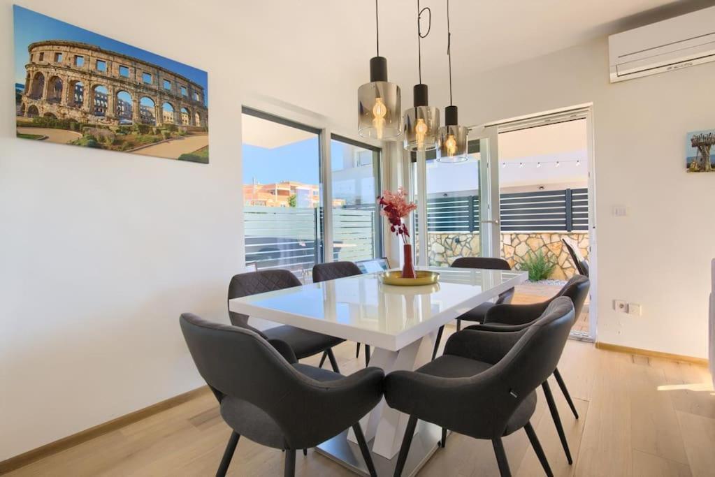 Apartment Sunrise Fuer 6 Personen In Pula-Stinjan Exterior foto